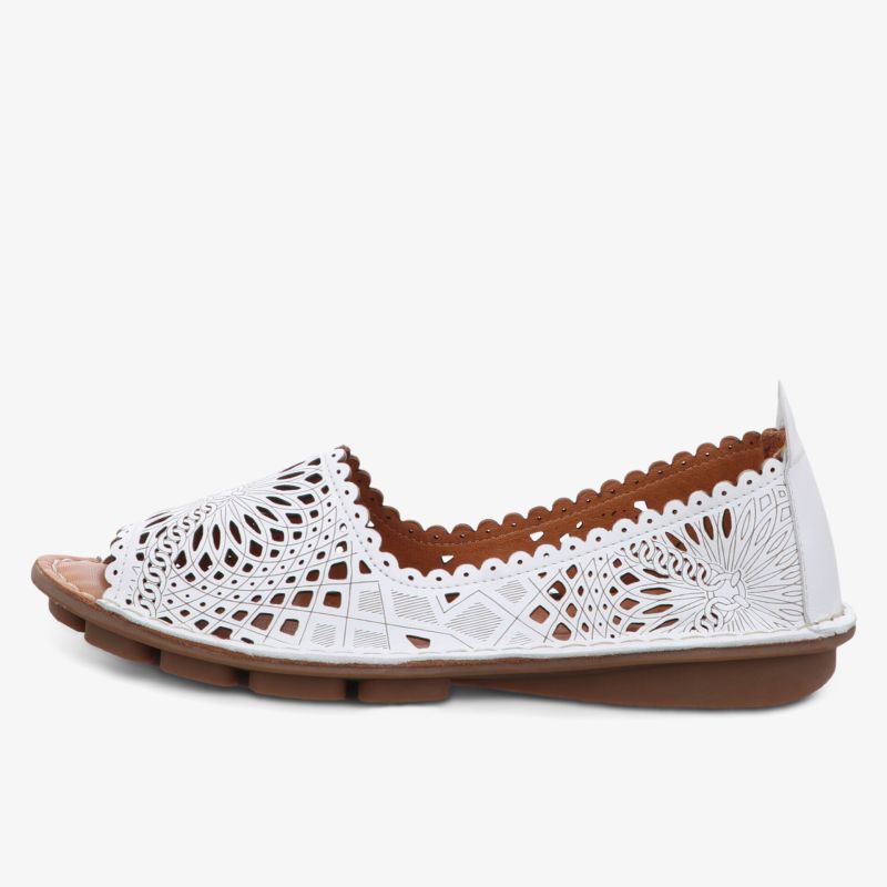 Moderner weißer Sandale mit filigranem Muster und schicker Sohle für den Sommer.