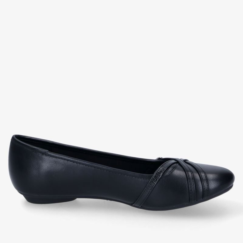 Schwarzer klassischer Ballerina Schuh seitliche Ansicht, bequem und elegant für Alltag und Büro geeignet