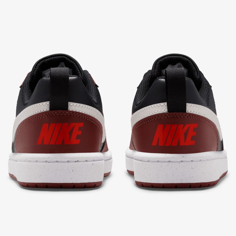 Rückansicht von Nike Sneakern in Schwarz und Rot mit weißer Sohle, sportlich und komfortabel