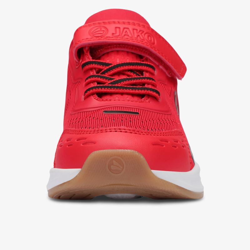 Roter Sportschuh in Frontansicht mit Schnürung und robuster Sohle, ideal für sportliche Aktivitäten