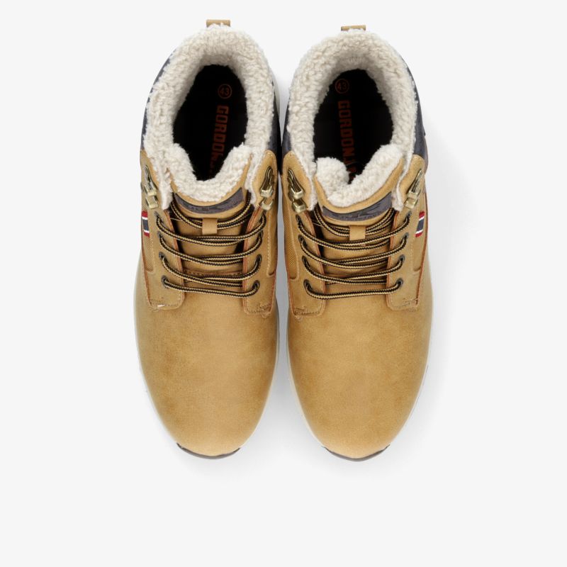 Warme, beige Stiefel mit komfortabler Schnürung und kuscheligem Futter, ideal für kalte Tage.