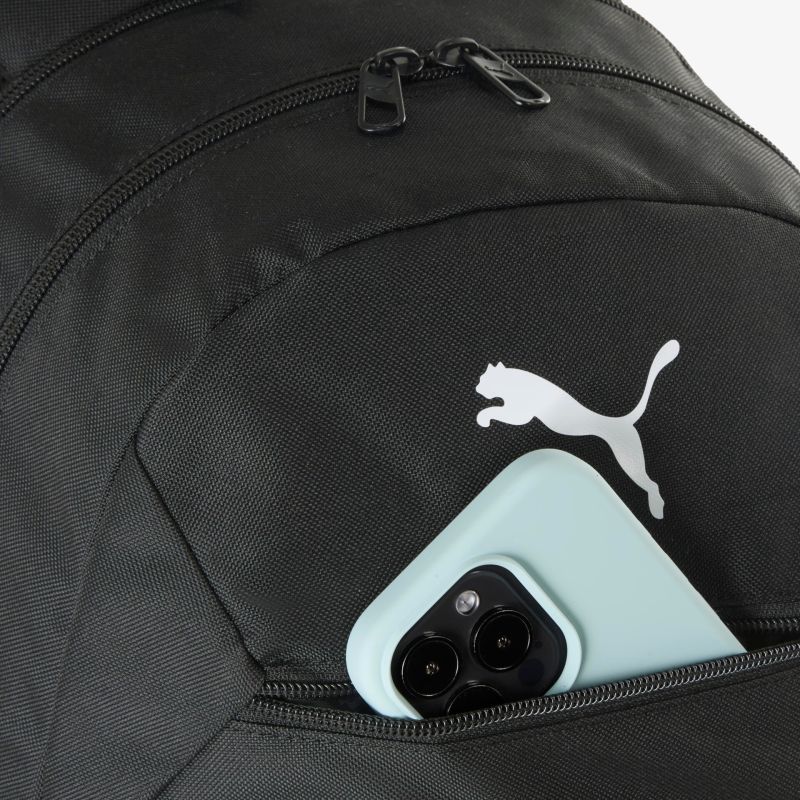 Detailaufnahme eines schwarzen Puma Rucksacks mit sichtbarem Reißverschluss und Smartphone-Fach