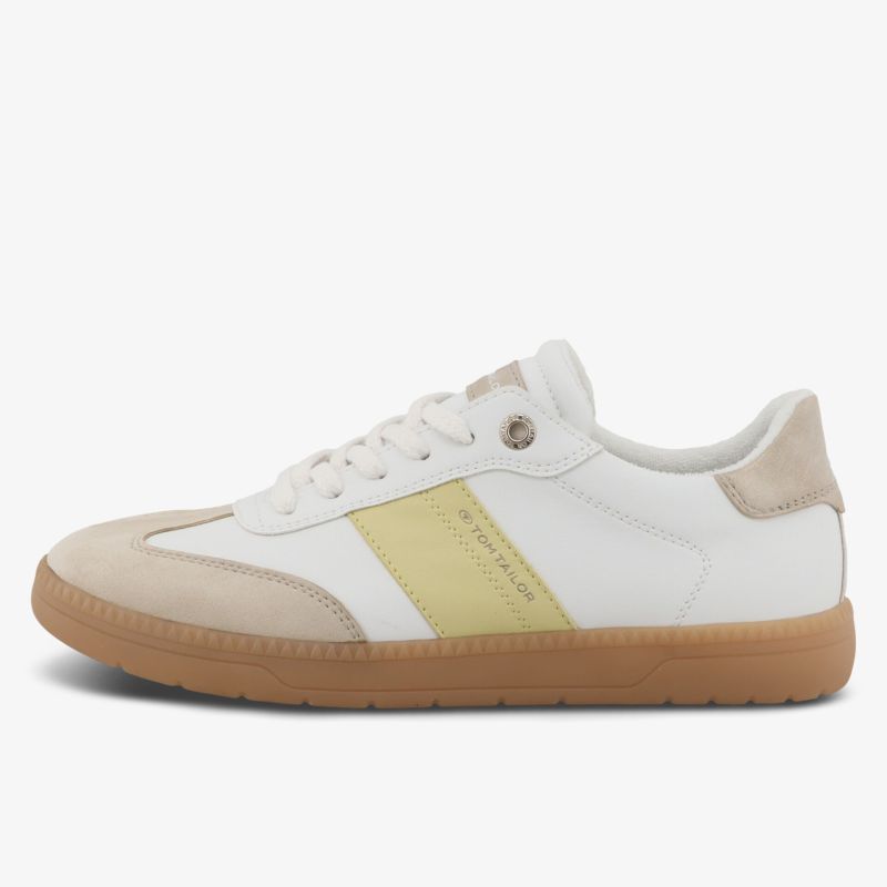 Moderner weiß-beiger Sneaker mit rutschfester brauner Sohle und angenehmem Tragekomfort, schlankes Design