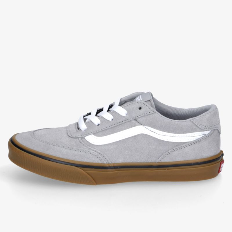 Seitliche Ansicht eines grauen Sneakers mit brauner Kautschuksohle und weißem Zierstreifen, schnürbar und bequem