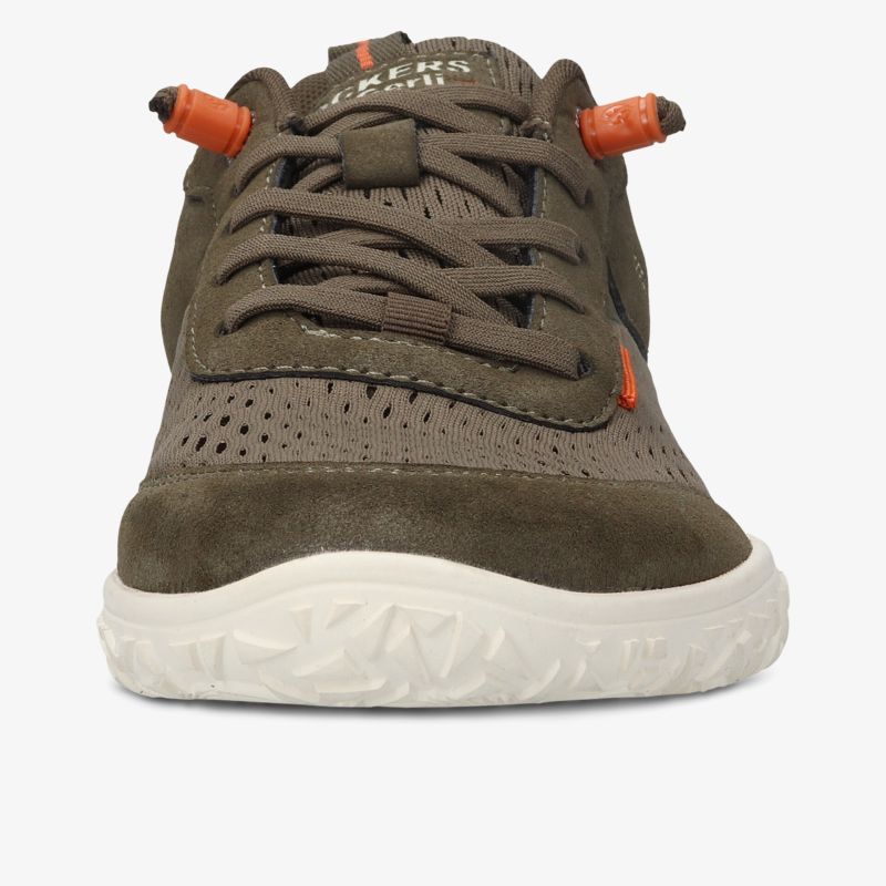 Frontansicht eines braunen Sneakers mit weißen Sohlen und bequemen Schnürsenkeln