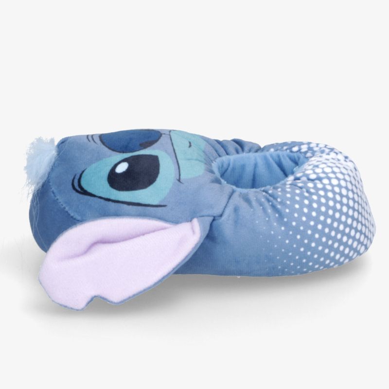 Blauer Kuschelschuh in Tierform mit weichem Plüsch, bequemem Einstieg und dekorativem Punktmuster, liegend gezeigt.