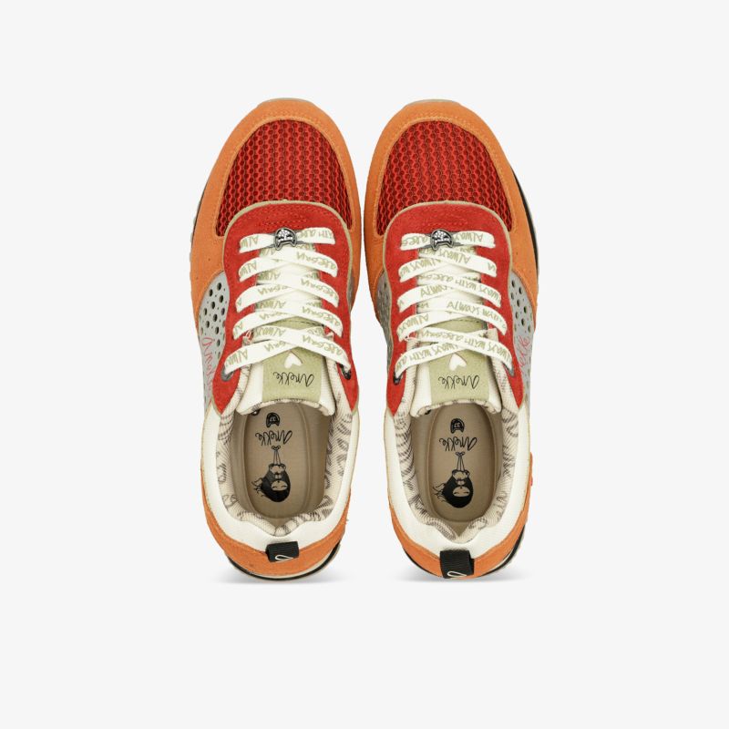Leichte Sportschuhe mit atmungsaktivem Mesh und robuster Schnürung, komfortabel und sportlich im ansprechenden Orange-Weiß
