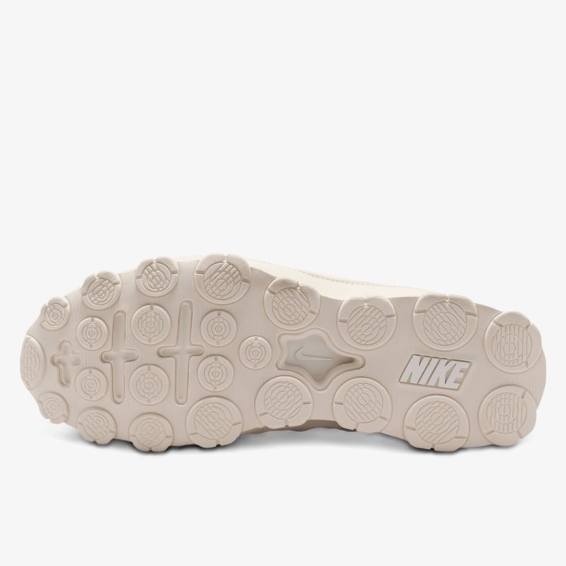 Weiße Nike Schuhsohle mit griffigem Profil für sicheren Halt und komfortables Gehen auf verschiedenen Oberflächen