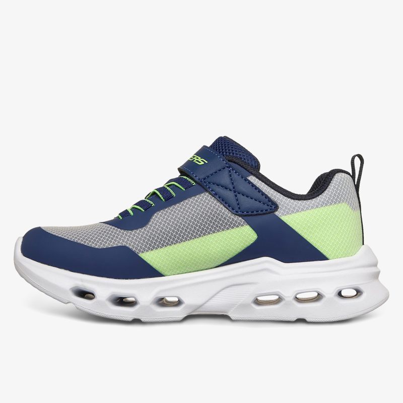 Modischer Sneaker mit bequemer Passform und atmungsaktivem Materialmix für vielseitige Freizeitaktivitäten.