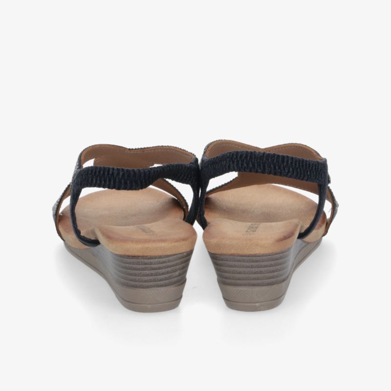 Bequeme Sandalen mit stabilem Keilabsatz und gepolsterter Innensohle, Rückansicht mit robusten Fersenriemen