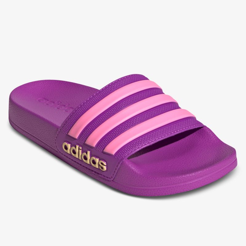 Bequeme lila Badeschuhe mit weicher Polsterung und rutschfester Sohle, auffälliges adidas-Logo seitlich