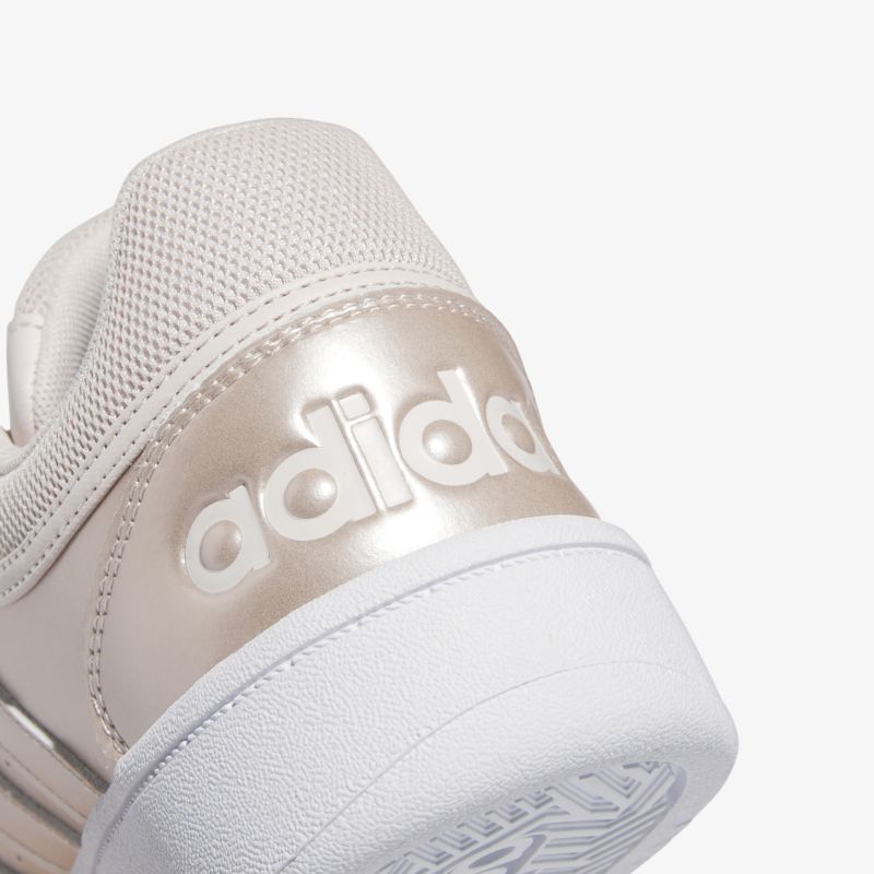 Detailaufnahme Rückseite eines modernen, komfortablen Adidas Sneakers mit hochwertigem Material und robustem Design