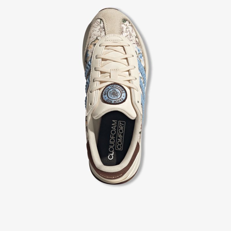 Obere Draufsicht eines bequemen Sneakers mit gepolsterter Zunge und modischem Design