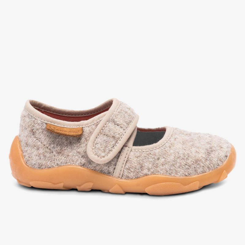 Seitliche Ansicht eines bequemen Schuhs mit weichem Material und flexiblem Klettverschluss