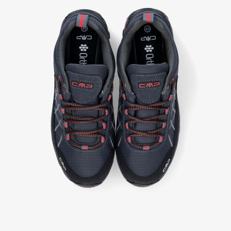 Sportlicher Schuh mit robuster Verarbeitung und atmungsaktiven Materialien in stilvollem Design.