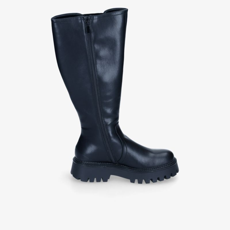 Schwarzer Stiefel mit hohem Schaft und robust profilierter Sohle, seitliche Ansicht, glattes Obermaterial und Reißverschluss