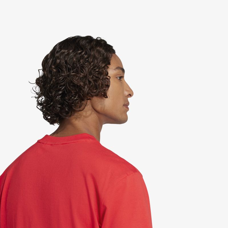 Seitliche Ansicht eines roten Shirts mit glattem Material und bequemer Passform am oberen Körper