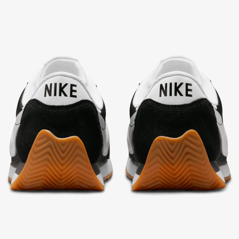 Nike Schuhe mit schwarzem und weißem Design, rutschfeste Gummisohle für optimalen Halt.