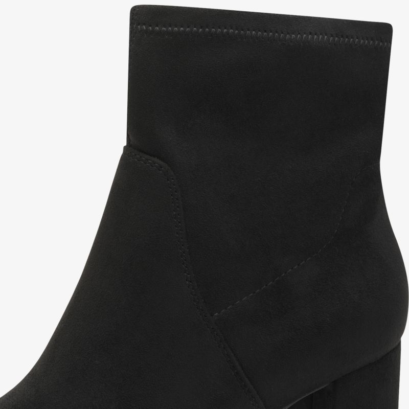 Schwarzer Stiefel mit hohem Absatz, elegantes und schlichtes Design, bequem und modisch