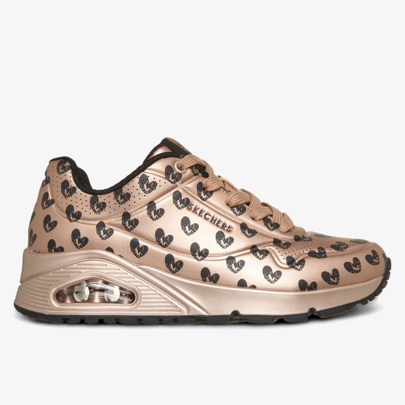 Seitliche Ansicht eines modischen, leichten Sneakers mit gepolsterter Sohle und auffälligem Design