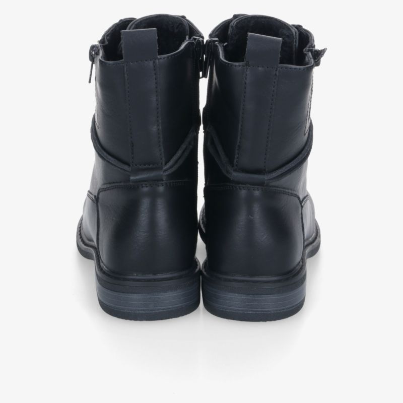 Schwarzes Paar robuster Stiefeletten aus glattem Material mit verstärkter Ferse und markanter Profilsohle, Rückansicht