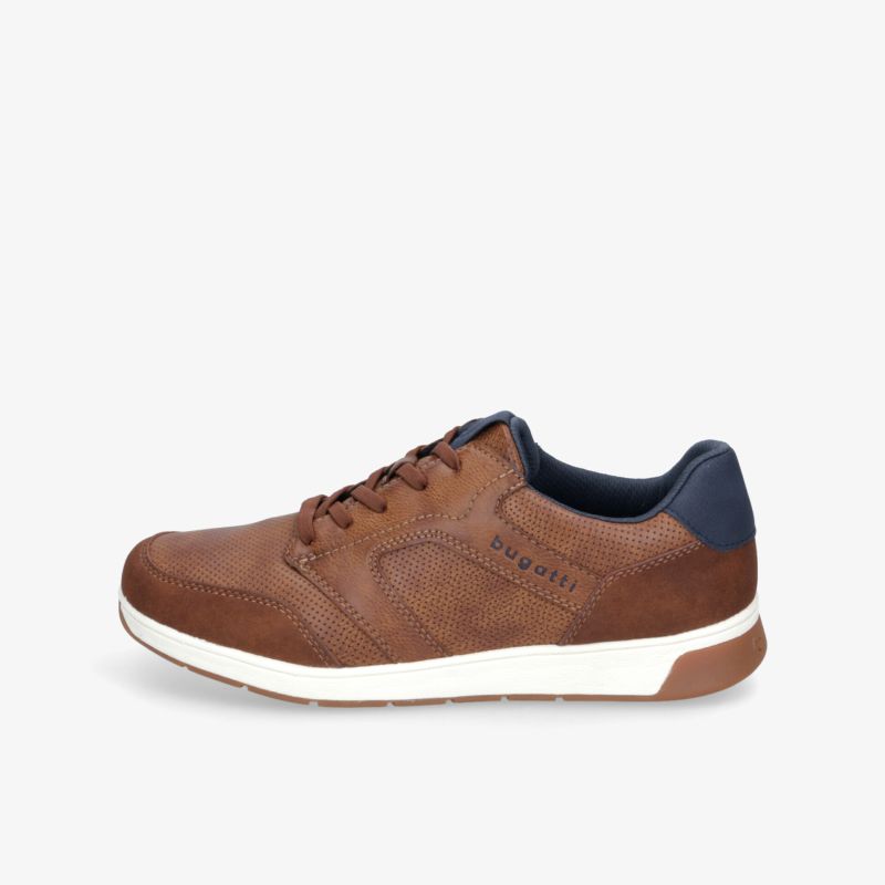 Bequemer brauner Schuh aus Leder mit weißer Sohle und sportivem Design in klarer Seitenansicht