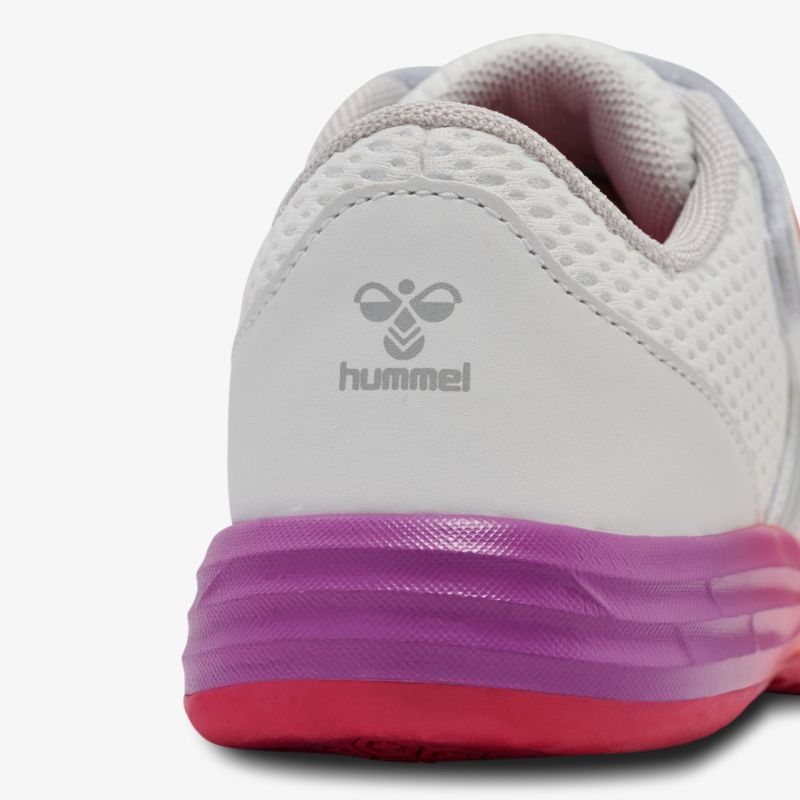 Rückansicht eines sportlichen Schuhs mit gepolsterter Ferse und markantem hummel Logo in Weiß und Lila