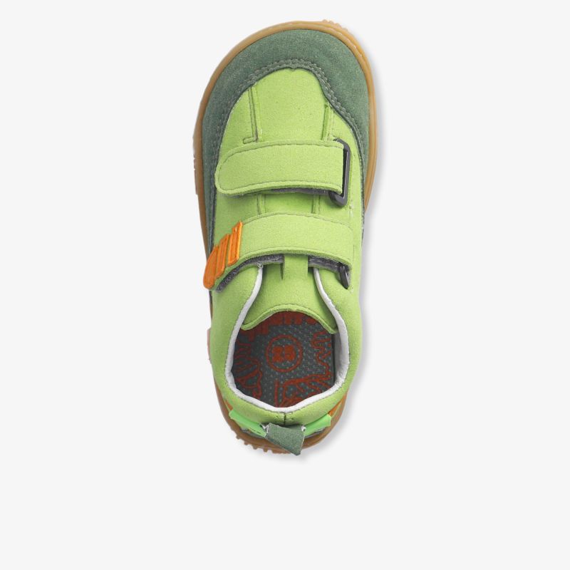 Praktischer, grüner Schuh mit doppeltem Klettverschluss, rutschfester Sohle und sportlichem Design.