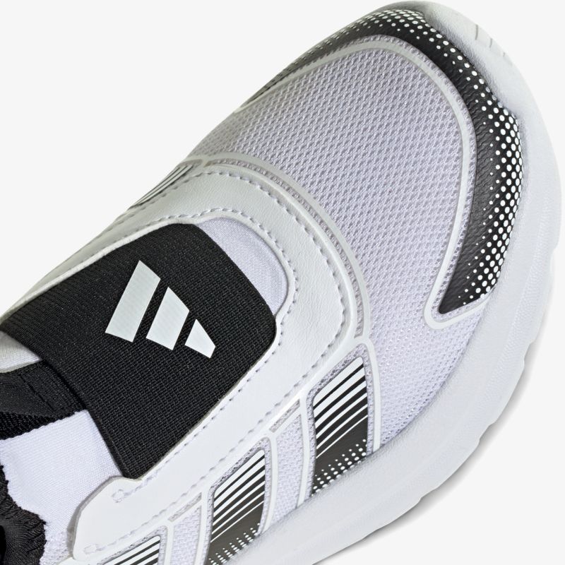 Detailaufnahme des weiß-schwarzen Sportschuhs mit atmungsaktivem Mesh und robustem Obermaterial
