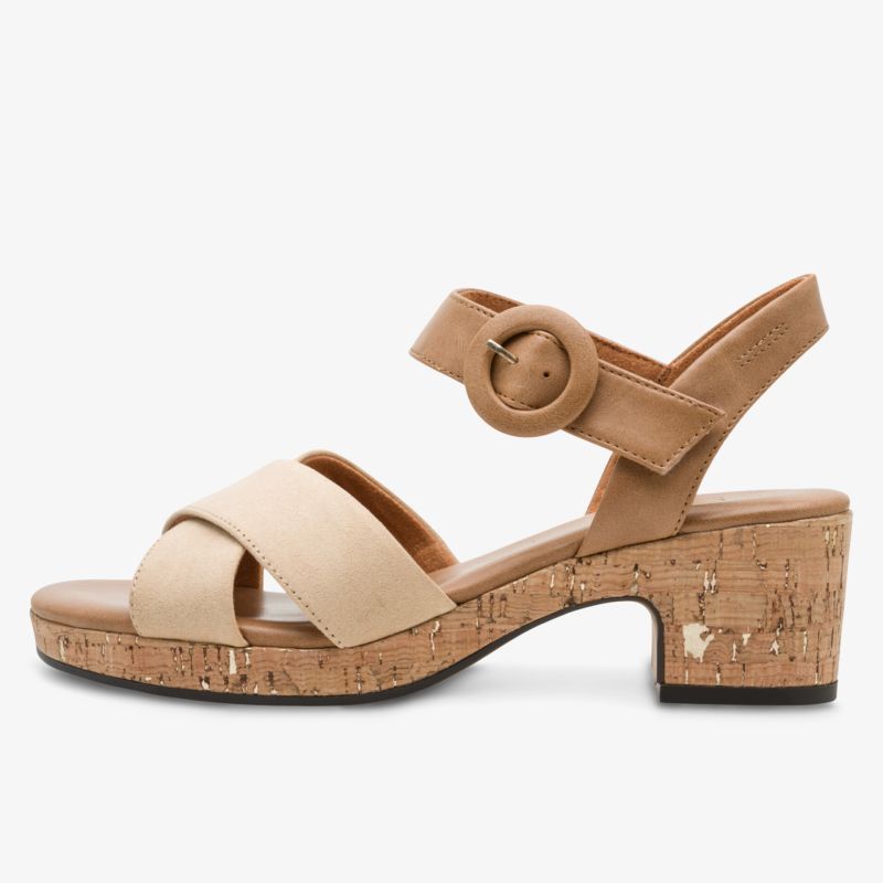 Seitliche Ansicht einer bequemen Sandale mit mittelhohem Blockabsatz und verstellbarem Riemen in Kork-Optik