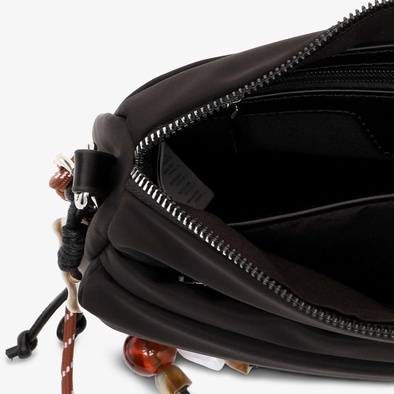 Offene schwarze Tasche mit Reißverschluss, geräumigem Innenraum und dekorativen Perlen am Zugband