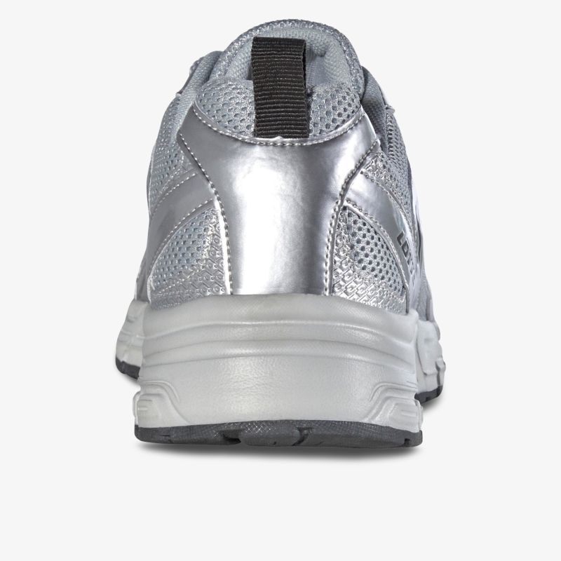 Silberner Sneaker mit schickem Design und komfortabler Sohle, ideal für sportliche Aktivitäten.