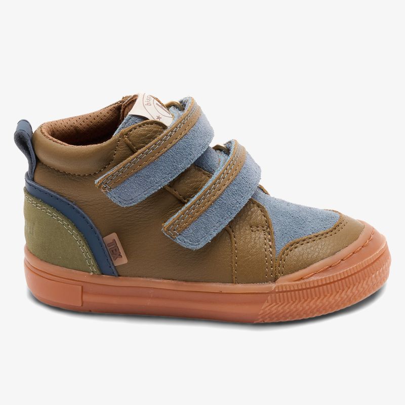 Bequemer Kinderschuh mit praktischen Klettverschlüssen, robuster Sohle und flexiblen Materialien für guten Halt