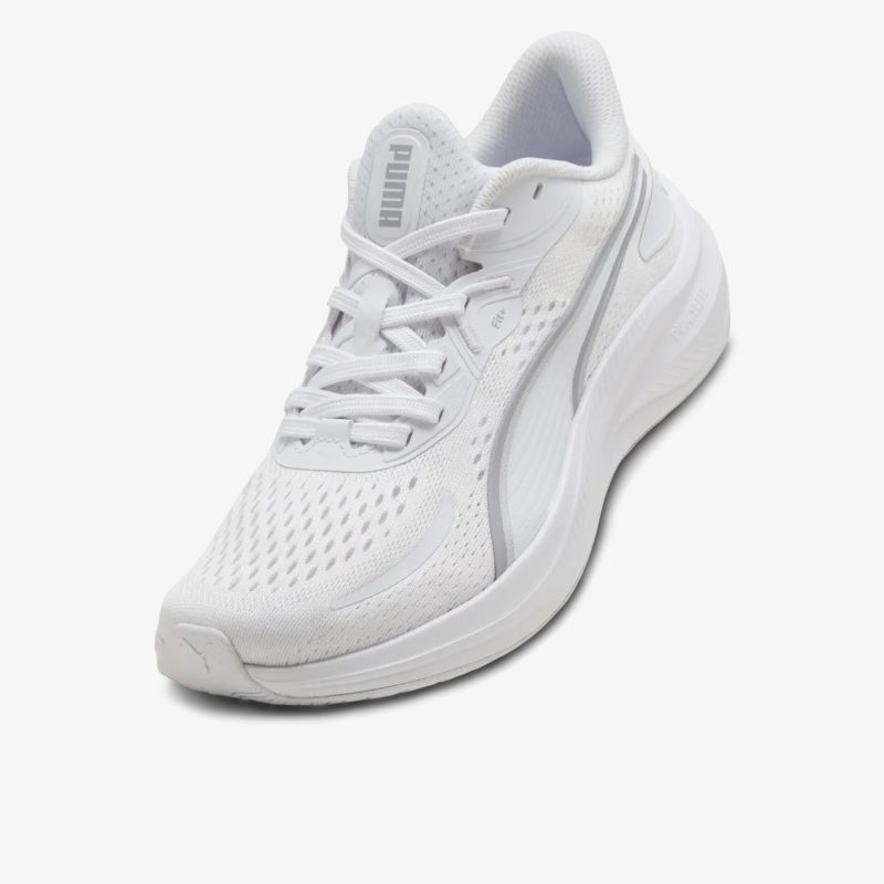 Weißer leichter Laufschuh aus atmungsaktivem Mesh mit bequemer Polsterung und sportlichem Design