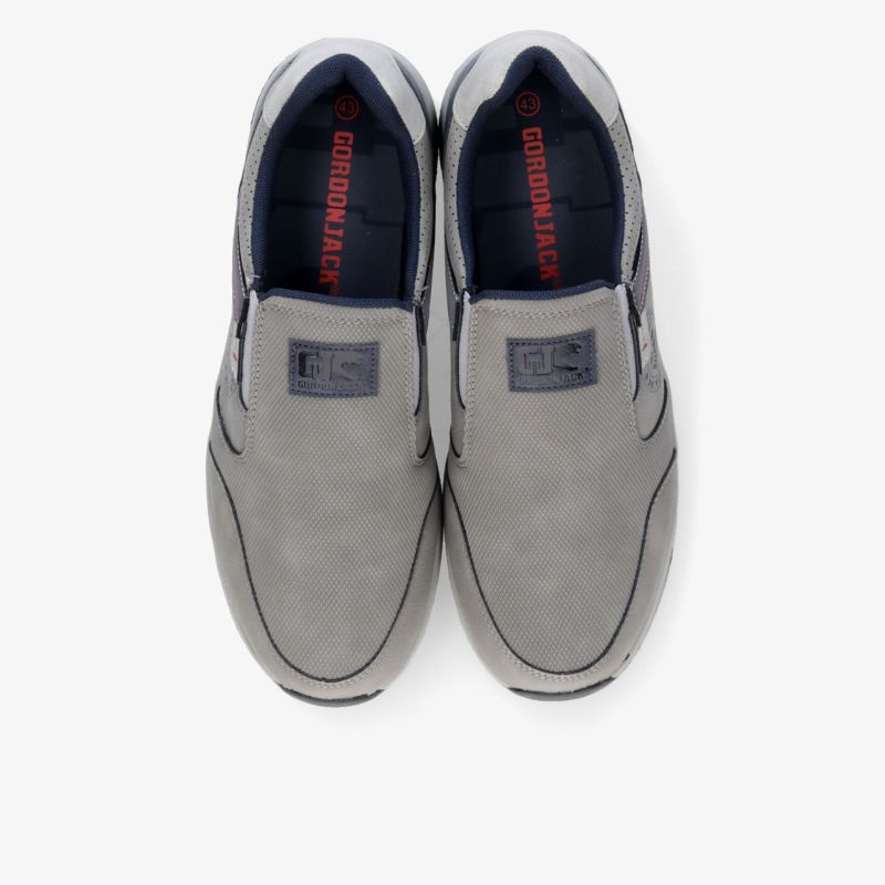 Paar graue Slip-On-Schuhe mit weicher Oberfläche, komfortabler Polsterung und zeitlosem Design in Draufsicht