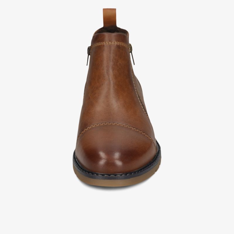 Eleganter brauner Chelsea Boot aus hochwertigem Leder mit robuster Gummisohle, frontal fotografiert