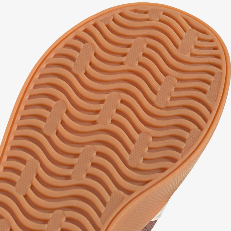Nahaufnahme der flexiblen, rutschfesten braunen Schuhsohle mit robustem Profil für optimalen Halt