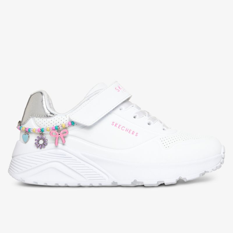 Weißer Sneaker mit Klettverschluss und dekorativen Anhängern, bequeme Passform und atmungsaktives Obermaterial