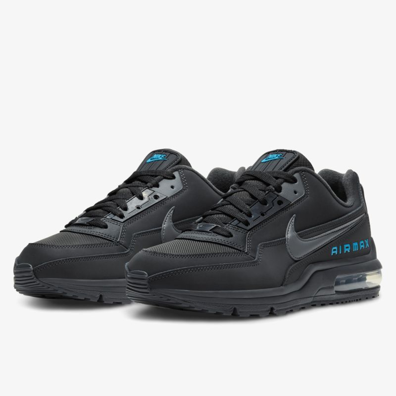 Modische schwarze Sneaker mit auffälligem Design und markantem Swoosh-Logo.