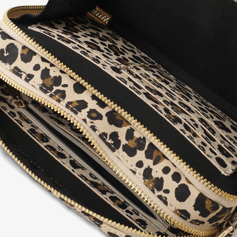 Nahaufnahme eines Reißverschlussfachs mit Leopardmuster und mehreren Innenfächern aus hochwertigem Material