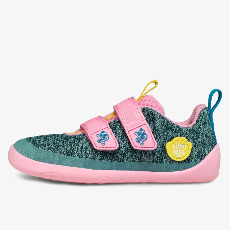 Seitliche Ansicht eines bequemen, atmungsaktiven Schuhs mit rutschfester Sohle und zwei Klettverschlüssen