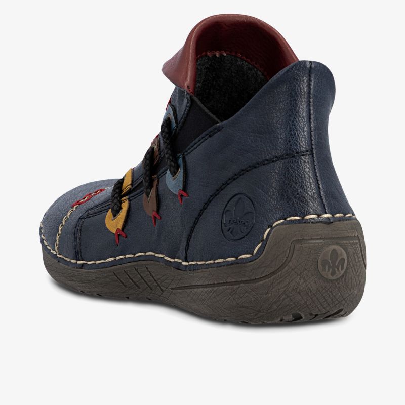 Schuh mit robustem Sohlenprofil und flexiblem Obermaterial in dunkelblau mit roten Akzenten von hinten