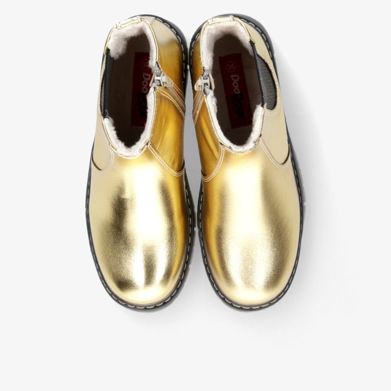 Goldfarbene Schuhe mit weichem Fellfutter, warm und bequem, robust verarbeitet für hohen Tragekomfort