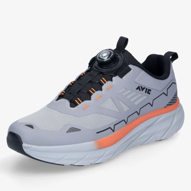 Sportlicher grauer Schuh mit orangefarbener Sohle, leichter Aufbau und stabile Schnürung für hohen Komfort