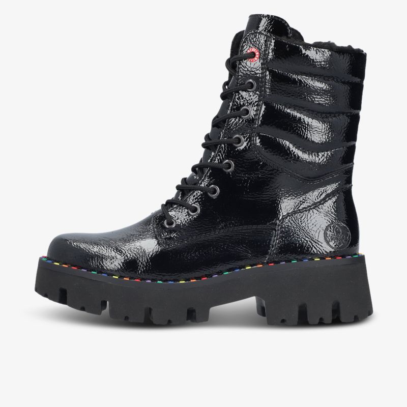 Robuster schwarzer Schnürstiefel mit glänzender Oberfläche und profilierter Sohle für sicheren Halt