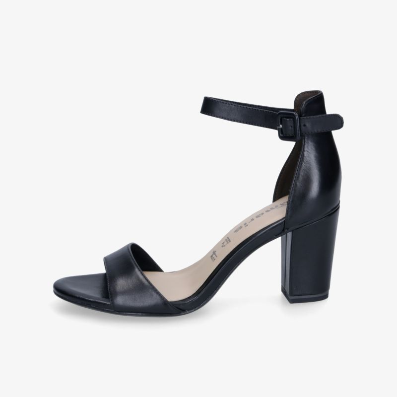 Seitliche Ansicht eines eleganten schwarzen Schuhs mit Blockabsatz und verstellbarem Riemen für Komfort