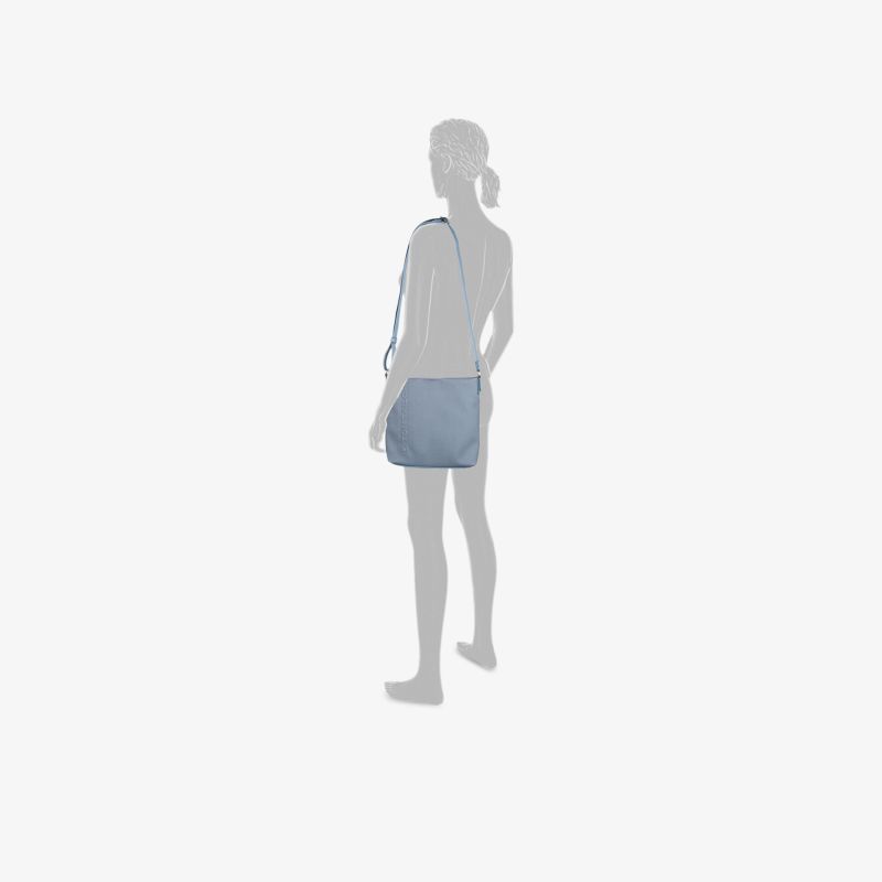 Modell von hinten mit kompakter, moderner Tasche in minimalistischem, schlichten Design