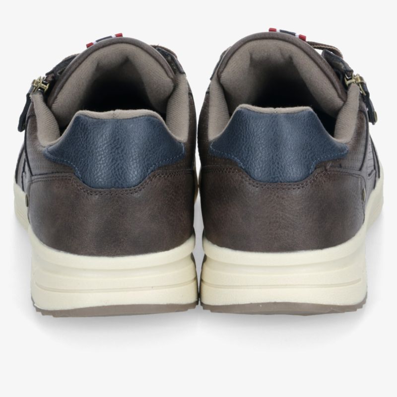Schuhpaar in Rückansicht mit gepolstertem Schaftrand, robustem Obermaterial und komfortabler heller Sohle