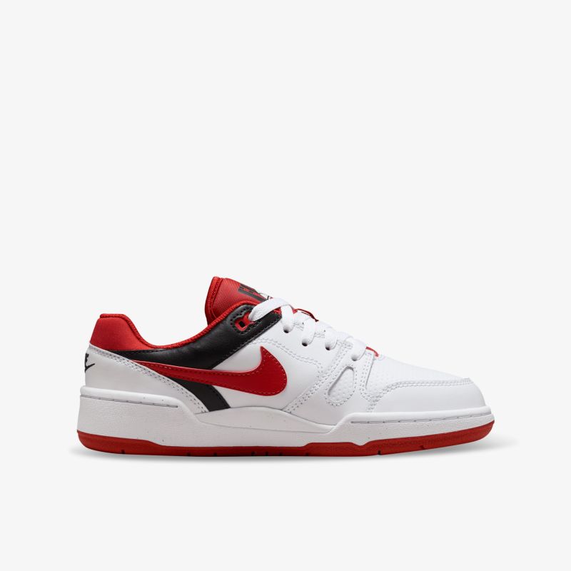Sportlicher weiß-roter Nike Sneaker seitliche Ansicht, bequem und leicht mit hochwertiger Verarbeitung