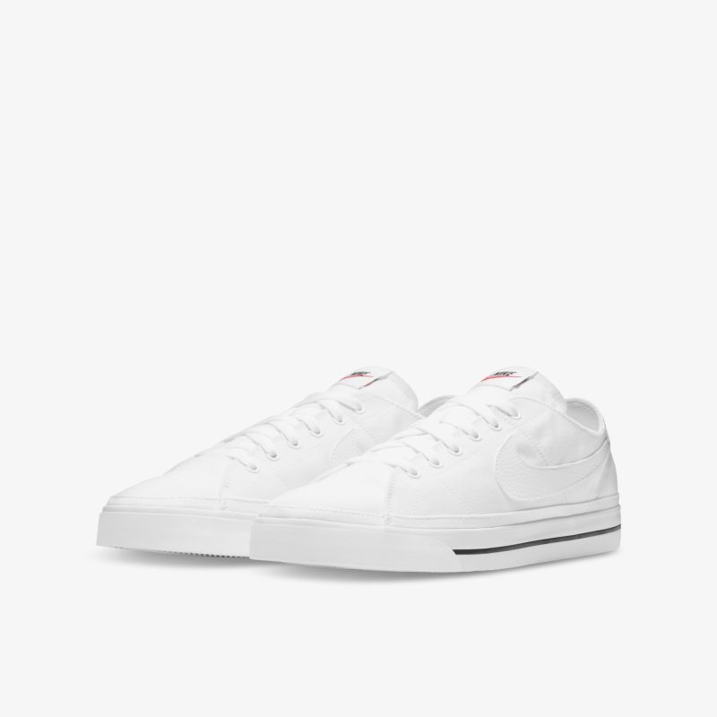 weißes Sneakerpaar mit modernem Design, bequem, leicht und strapazierfähig, sportlicher Alltagschuh